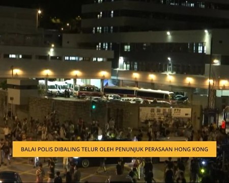 Balai polis dibaling telur oleh penunjuk perasaan Hong Kong