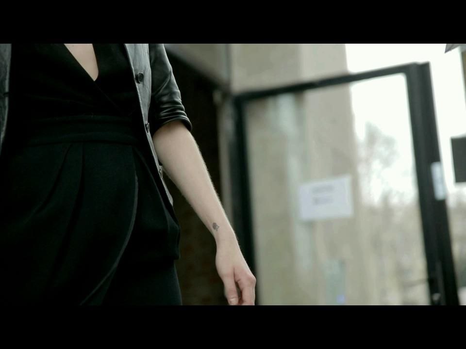 La fille en veste en cuir
