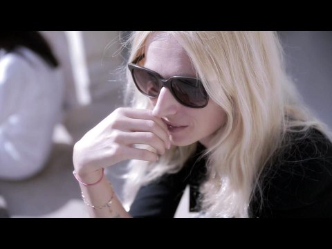 La fille aux bottes noires