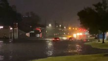Cars struggle through flash flooding in Texas