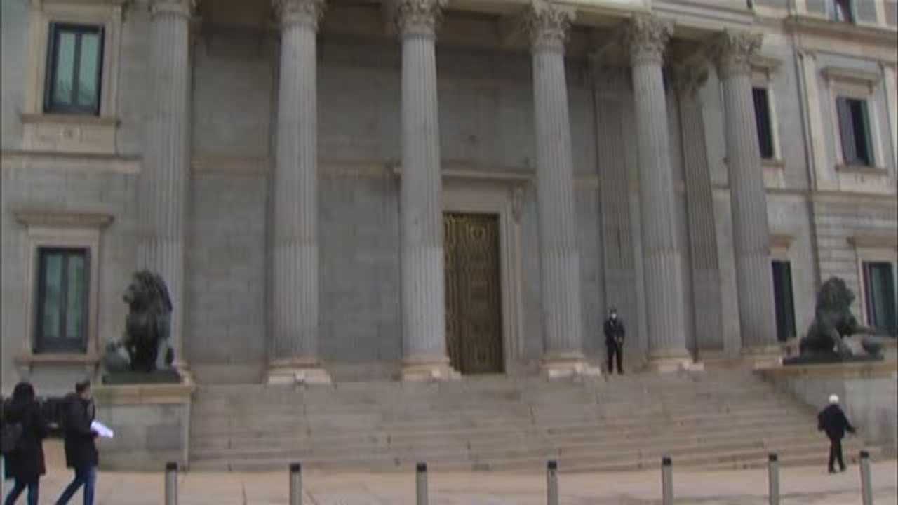 La lluvia de polvo sahariano caída en Madrid cubre los leones del Congreso de los Diputados