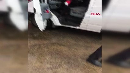 MİNİBÜSÜN TORPİDOSUNA SIKIŞAN KEDİYİ İTFAİYE KURTARDI