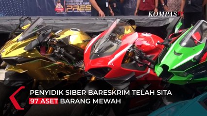 Penampakan Doni Salmanan Pakai Baju Tahanan Saat Dihadirkan di Konferensi Pers Polisi