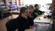 Algunos niños refugiados y desplazados de Ucrania vuelven a las aulas