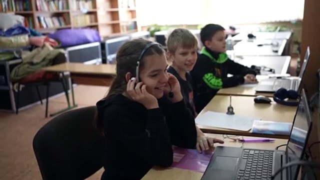 Algunos niños refugiados y desplazados de Ucrania vuelven a las aulas