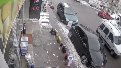 Araçların yayalara çarpma anları güvenlik kamerasında