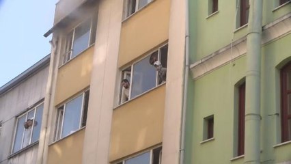 FATİH'TE AYAKKABI İMALATHANESİNDEKİ YANGINDA 4 KİŞİ DUMANDAN ETKİLENDİ