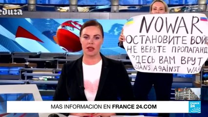 Mujer irrumpió en canal de televisión estatal ruso con un mensaje de "No a la guerra"