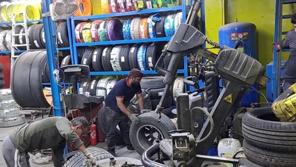 विदेश में कार का टायर कैसे फिटिङ्ग करते हें | New Tyre Fitting Car | How To New Tyre Fitting Car | नया टायर को कैसे रिम मे फिट किया जाता हें