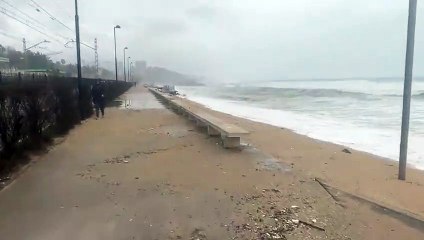 Temporal obliga a cortar el Passeig Marítim de Badalona