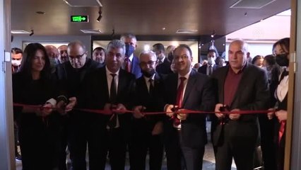 İstiklal Marşı dizelerinin resmedildiği 41 tuval sergilendi