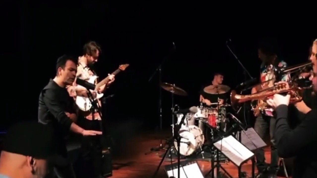 "Bugün bize pir geldi" deyişini caz stiliyle söyleyen Oğuz Aksaç'tan Alevi derneklerine yanıt