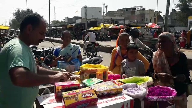 जानिए विक्रेता कहां से मंगवा रहे है रंग-गुलाल व पिचकारी