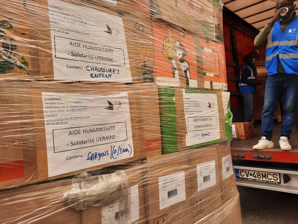 Chargement du convoi humanitaire du Secours Pop...