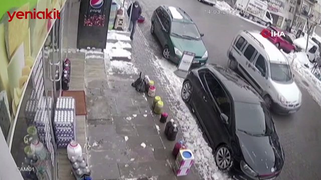 Feci kaza! Otomobilin çarptığı kadın metrelerce savruldu