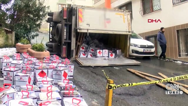 Yokuş aşağı kayan kamyonet devrildi