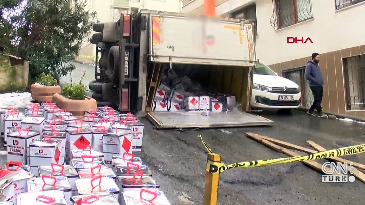 Yokuş aşağı kayan kamyonet devrildi