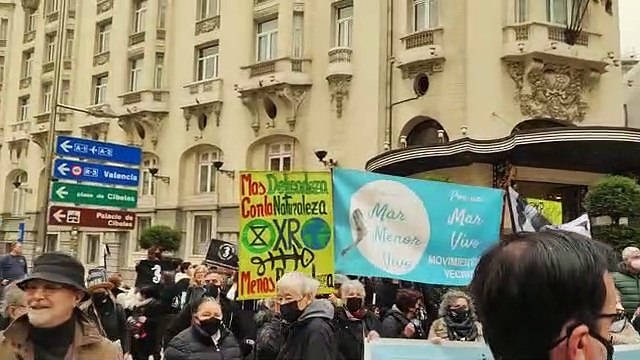 Manifestantes concentrados frente al Congreso de los Diputados en apoyo a qué el Mar Menor sea sujeto de derechos