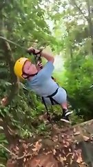 Un père et son fils tombent sur un obstacle inattendu pendant une descente en tyrolienne !