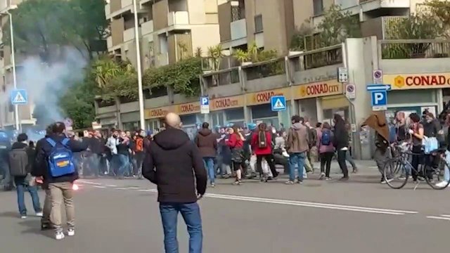 A Firenze sgombero di un palazzo occupato, un uomo sale sul tetto