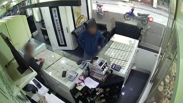 İzmir'de kuyumcu hırsızlığı... Üstünde para arıyor gibi yaptı, motosiklete binip öyle kaçtı