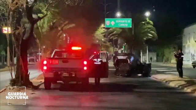 Una mujer en estado de ebriedad, volcó su automóvil Mazda tras un percance vial