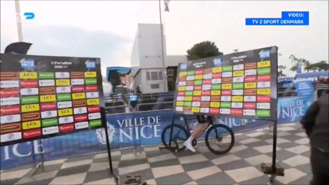 Un cycliste se prend un panneau publicitaire renversé par le vent (Paris-Nice)