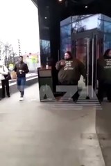 Un Russe menotté aux portes du McDonald’s pour protester contre la fermeture définitive