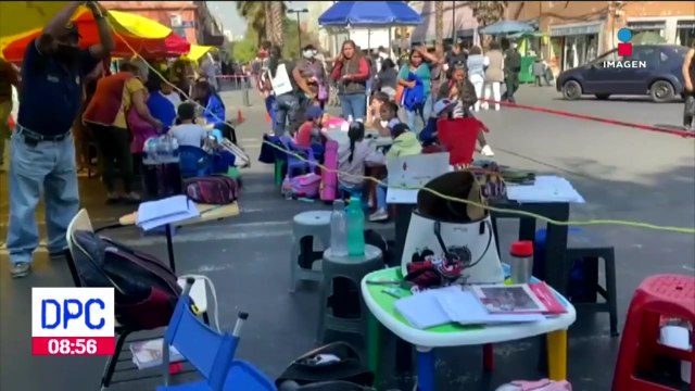 Alumnos de primaria toman clases en las calles, su escuela se dañó desde el sismo de 2017