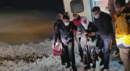 YOLU KARDAN KAPANAN MEZRADAKİ HASTA, 6 SAATLİK ÇALIŞMAYLA HASTANEYE YETİŞTİRİLDİ