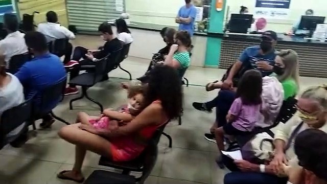 Pacientes aguardam horas para serem atendidos na Upa Veneza