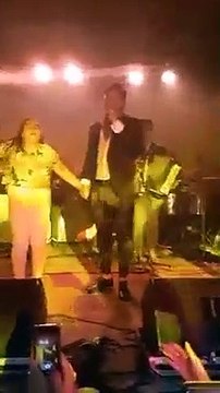 Quiso besar a Uriel Lozano y su pareja se subió al escenario para golpearlo