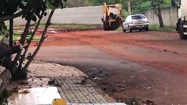 Eu tenho certeza que se fosse na casa de algum político eles não iriam admitir diz moradora revoltada com barro na rua