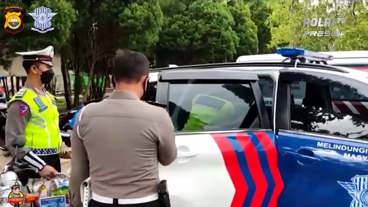 Tutup Ops Keselamatan Nala 2022, Polisi Bagikan Sembako Kepada Masyarakat