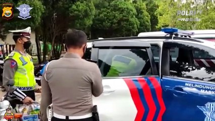 Tutup Ops Keselamatan Nala 2022, Polisi Bagikan Sembako Kepada Masyarakat