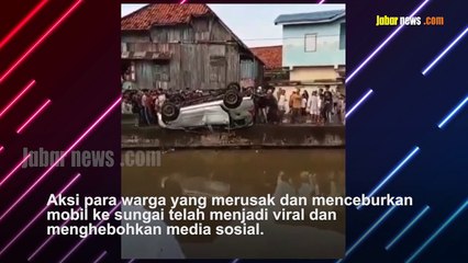 KESAL PENGEMUDI AROGAN, WARGA DI PALEMBANG CEBURKAN MOBIL KE SUNGAI