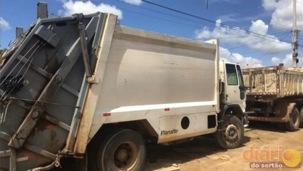 Moradores de Sousa se revoltam com caminhão do lixo parado há vários dias na porta de residência