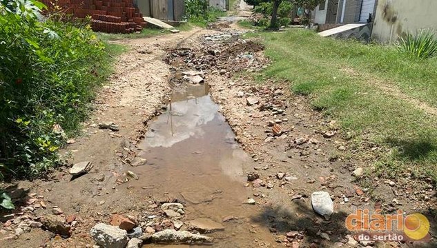 Após água de esgoto invadir sua casa em Cajazeiras, idosa chora ao fazer apelo ao prefeito