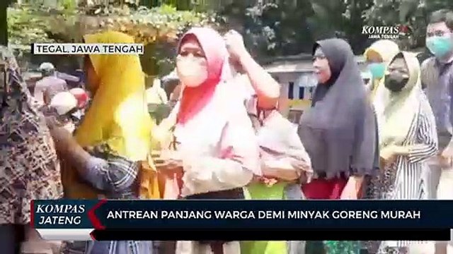 Antrean Panjang Warga Demi Minyak Goreng Murah