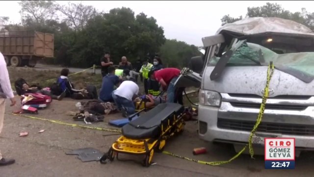 Se vuelca camioneta con migrantes al sur de Veracruz; tres cubanos murieron