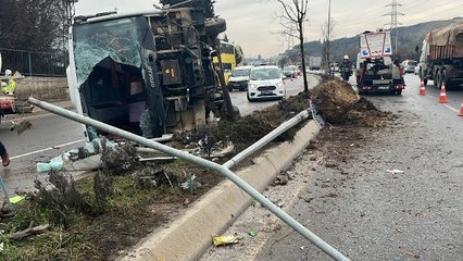 TUZLA'DA SERVİS MİDİBÜSÜ DEVRİLDİ