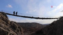 Bu köprüden geçmek yürek ister... 30 metre yüksekliğindeki tahta köprü yürekleri ağza getiriyor