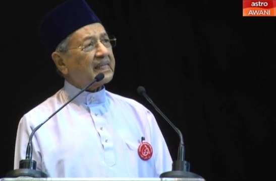 Orang luar datang ke Malaysia rebut peluang kerana kita tidak sanggup menjalankan kerja berat, bahaya atau kotor - Tun M