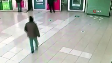 ATM'den para çeken herkesi ilgilendiriyor! Görenler şoke oldu: O anlar kamerada