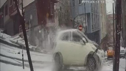 ŞİŞLİ'DE KARDA KAZA YAPAN OTOMOBİLLER KAMERADA
