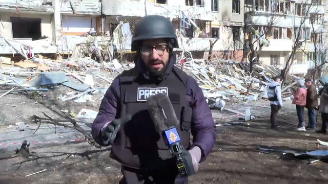 إصابة العشرات في سقوط شظايا صاروخ روسي على ضاحية بوديل في كييف