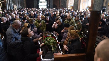 بحضور شعبي وعسكري.. مدينة لفيف الأوكرانية تودع قتلاها