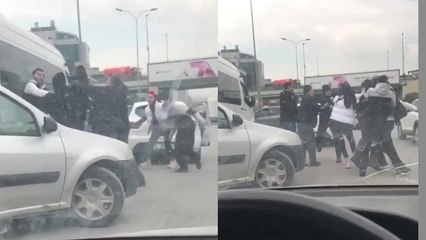 Video herunterladen: Maltepe’de yol verme kavgasında tekmeler yumruklar havada uçuştu