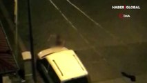 Adana'da sokakta soyunup bir aracın üzerine yatan kişi mahalleliden dayak yedi