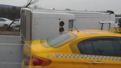 Servis midibüsünün devrildiği kazada 3 kişi yaralandı